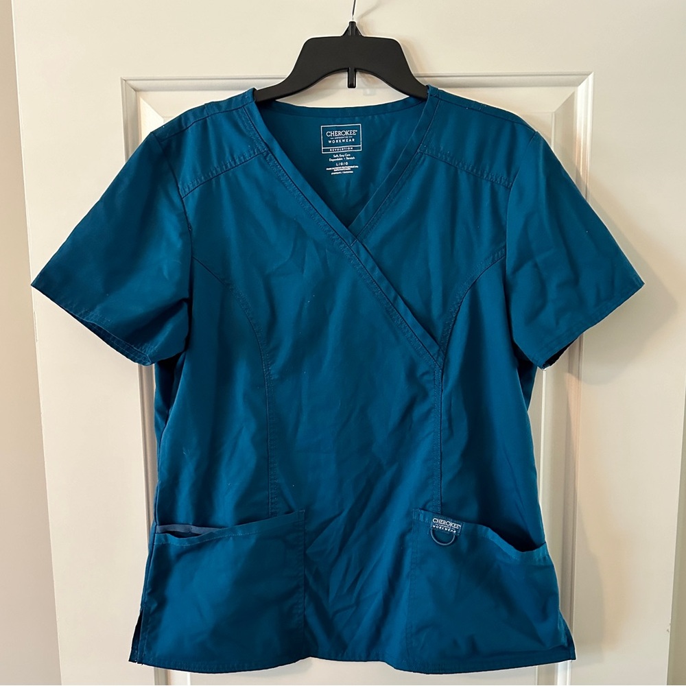 Cherokee Workwear Revolution Women's 2-Pocket STRETCH Mock Wrap Scrub Top. Sz L.